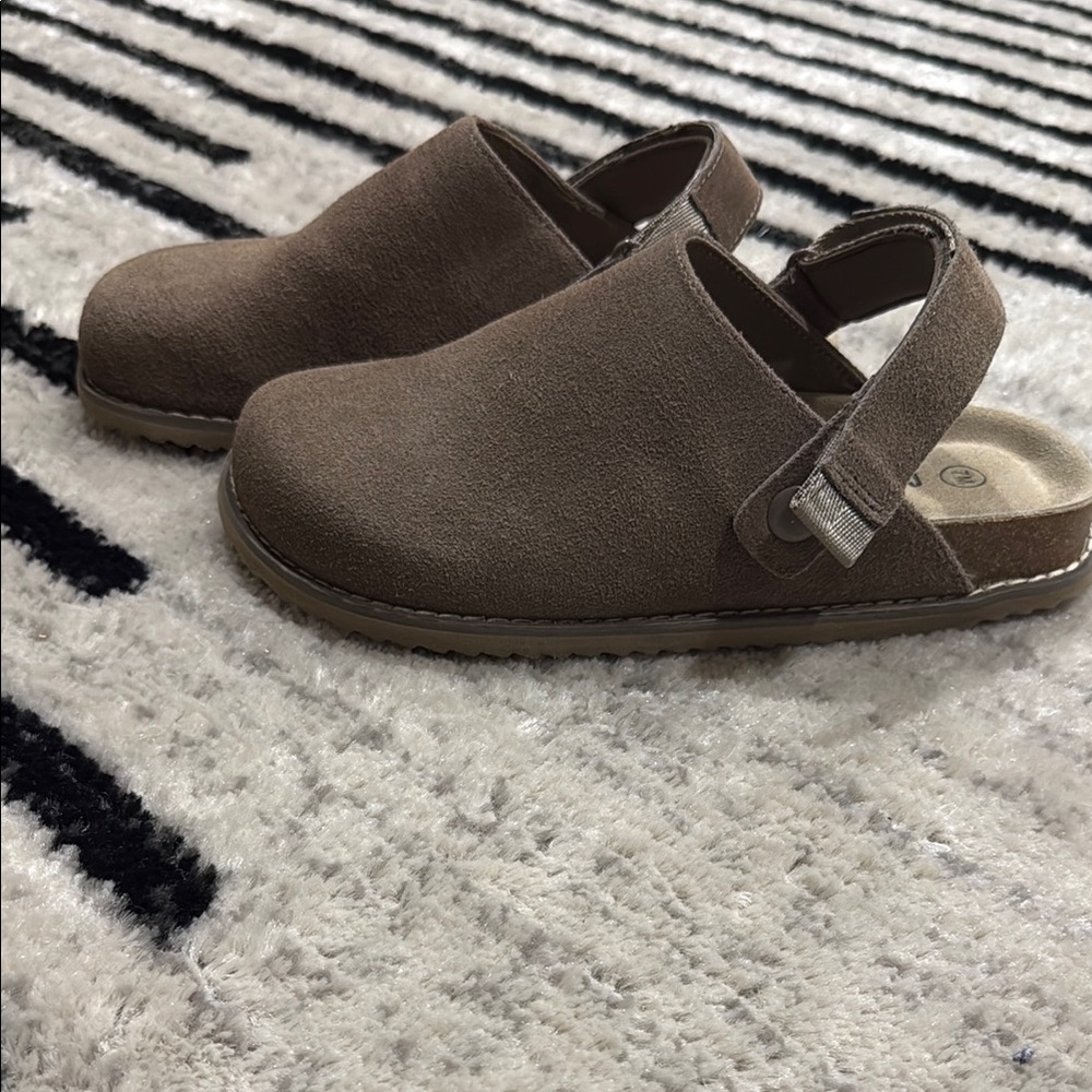 Cushionaire Boulder Suede Clogs